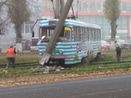 Трамвай сошел с рельсов и врезался в столб