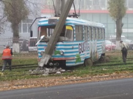 В Одессе трамвай не разминулся со столбом