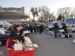 Грязь, мусор и опасные продукты: в городе хотят запретить стихийную торговлю на площади у цирка