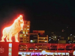 Огненный лев прошелся по крыше стадиона в Аргентине