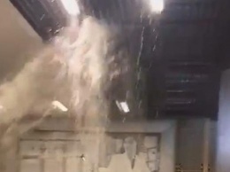 Крупнейший торговый центр мира затопило. Видео