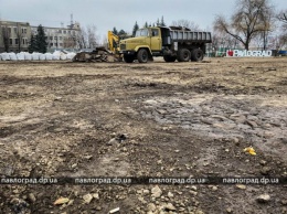 На центральной площади Павлограда во время реконструкции нашли старинную брусчатку (ФОТОФАКТ)