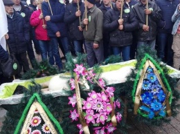 Участники протеста против рынка земли принесли под Раду свинью в гробе