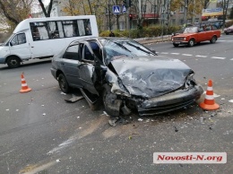 ДТП и машина в дереве: в Николаеве дама на Volvo поворачивала на «красный» и против движения