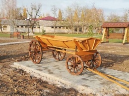 В парке села Покровское появились деревянные мельница, колодец, воз и качели
