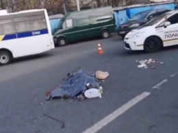 Будто в мясорубку попала: в Киеве женщину на «зебре» сбил грузовик. ВИДЕО
