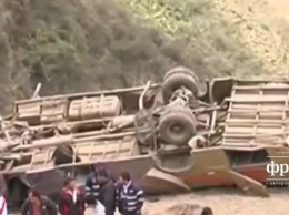 В Перу автобус рухнул в пропасть: десятки людей погибли