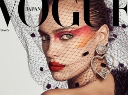В черном кружеве и шляпке: Ирина Шейк блистает на новой обложке Vogue
