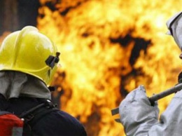 В Винницкой области почти четыре часа тушили пожар на армейском складе
