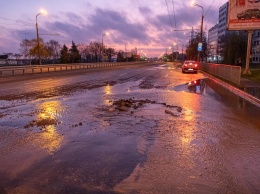 В Днепре затопило Набережную Заводскую: в сторону центра - пробка