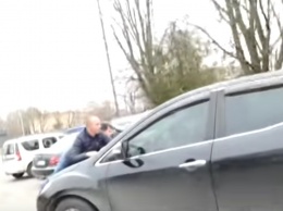 Сельский голова Дударкова на Киевщине посылал журналистов и катал их на капоте (видео)
