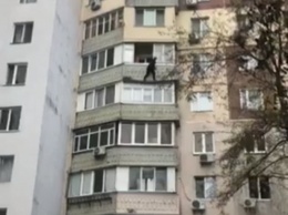 На Таирова "каскадер" карабкался по балконам высотки и встретил полицию с топором