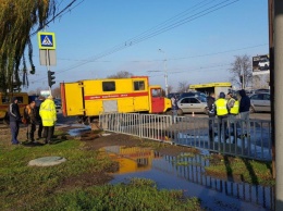 В Днепре на Набережной Заводской прорвало трубу и затопило дорогу (ФОТО)