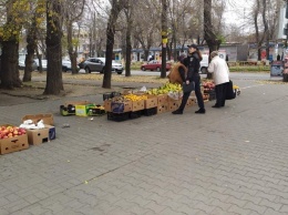 Иди в магазин: на стометровке разогнали уличных торговцев