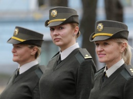 Закончили тестирование женской военной формы: шляпка, подчеркивающие фигуру брюки и туфли на каблуке (ФОТО)