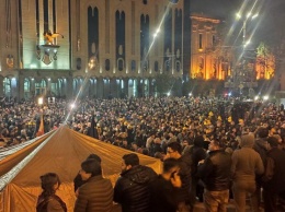 Тбилиси охватили массовые акции, мэр Каха Каладзе показал протестующим фак (видео)