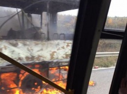 В Харькове на окружной дороге полностью выгорел автобус (ФОТО, ВИДЕО)