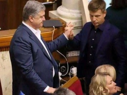 Появилось фото, как в Раде Порошенко нежно взял за руку Гончаренко