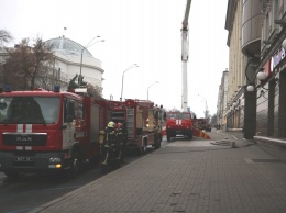 Спасатели сняли с крыши работников бизнес-центра