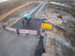 Жители самопровозглашенной "ЛНР" украли лавочку с ремонтируемого Украиной моста в Станице Луганской, - ВИДЕО