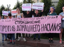 Женщины в России стали чаще выходить на акции протеста. Почему?