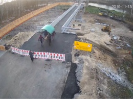 В Станице Луганской на мосту неизвестные украли новую лавку и унесли в сторону «ЛНР» (фото)