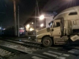 Столкнулись поезд и грузовик: в Одессе произошло жесткое ДТП