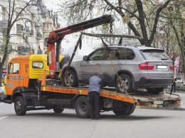 Оставили машину на улице - готовьтесь раскошелиться: коммунальщикам разрешили эвакуировать авто, что будет