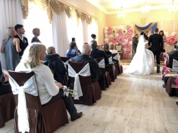 Свадьба по-европейски - в Бердянском РАГСе обновляют интерьер и осваивают новые традиции