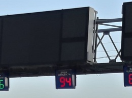 На Столичном шоссе появились табло, фиксирующие скорость и трафик