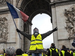 Во Франции полиция применила слезоточивый газ против "желтых жилетов"