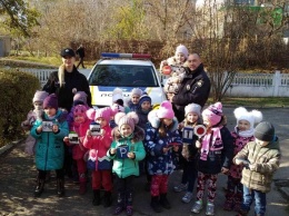 В Никополе полицейские учили с детьми «Азбуку дорожного движения»