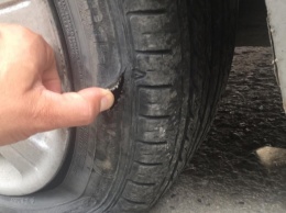 Эксперт рассказал, как самостоятельно починить пробитое колесо в дороге