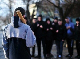 В Харькове десятки молодых людей схлестнулись в драке (видео)