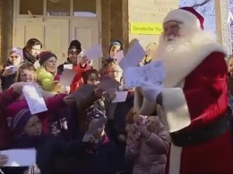 Свято наближається: в немецкой деревушке Санта-Клаус открыл почтовое отделение (ВИДЕО)