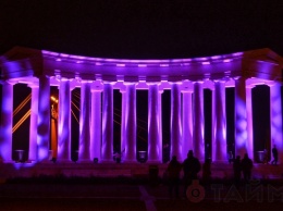 Колоннаду в Одессе осветили фиолетовым - в знак внимания к недоношенным детям