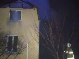 В Харьковской области почти пять часов тушили пожар в двухэтажной даче