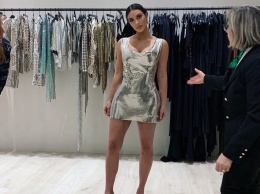 Ким Кардашьян в суперкоротком металлическом платье с блестками
