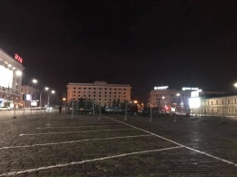 Новогоднюю елку начали устанавливать в центре Харькова (фото)