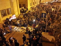 В Грузии демонстранты продолжили блокировку парламента