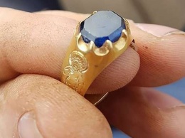 Мужчина нашел кольцо XV века оцениваемое в $65 тысяч