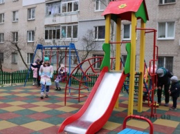 В запорожском дворе появилась современная и безопасная детская площадка