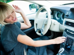 Прослушивание музыки за рулем уменьшает стресс при вождении авто