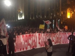 В Грузии оппозиция возобновила акцию протеста у здания парламента