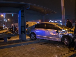 В Днепра возле "МОСТ-сити" Honda ударила ВАЗ и влетела в остановку: видео момента аварии