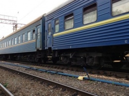 ЧП на Харьковщине: женщину вынесли из поезда на носилках (фото)