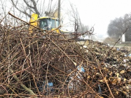 Бердянские коммунальщики убирают стихийные свалки на улице Польской