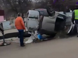 В России авто провалилось под асфальт, водитель и пассажир сварились заживо: видео