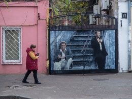 Герои "Ликвидации" украсили ворота одесского дворика, где снимался популярный сериал