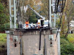 Во Франции 50-тонный грузовик обрушил мост, погибли люди